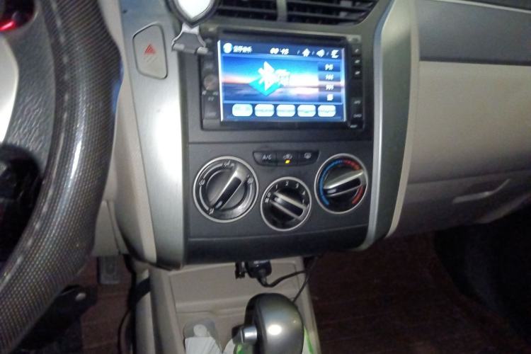 Used Venucia R50 2015 1.6L Automatic Luxury Edition Audio And AC Panel