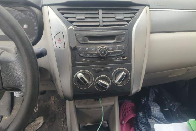 Used Venucia R50 2015 1.6L Manual Fashion Edition Audio And AC Panel