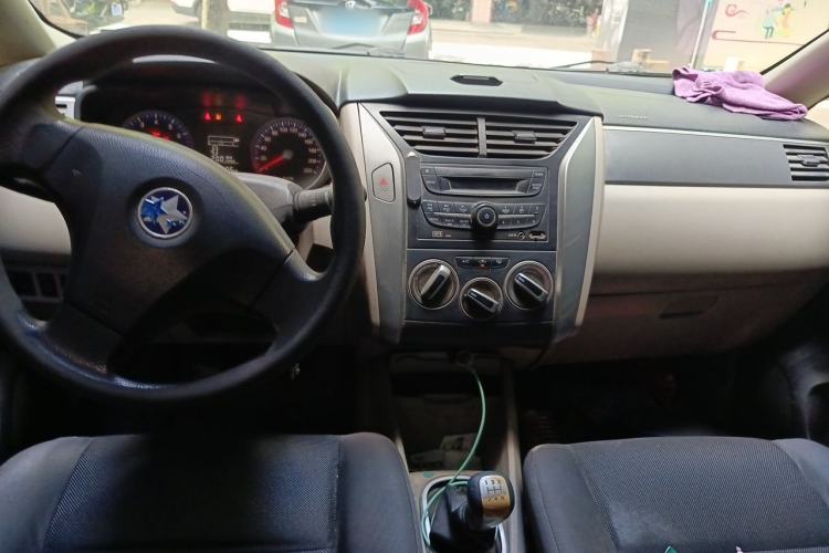 Used Venucia R50 2015 1.6L Manual Fashion Edition Center Console