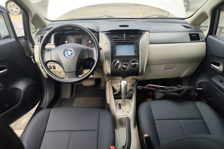 Used Venucia R50 2015 1.6L Automatic Fashion Edition Center Console