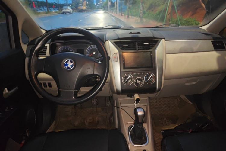 Used Venucia R50 2015 1.6L Manual Fashion Edition Center Console