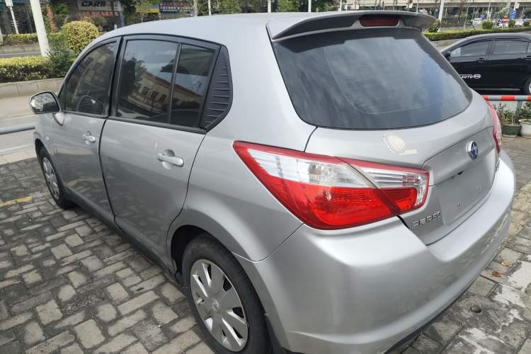 Used Venucia R50 2015 1.6L Automatic Fashion Edition Exterior 2