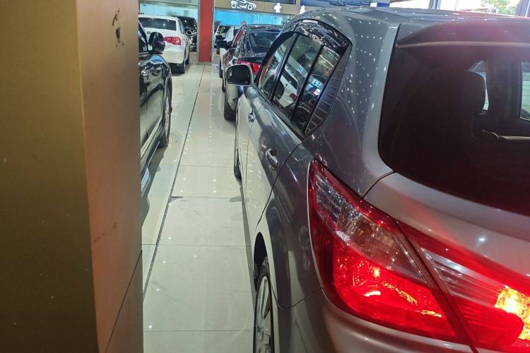 Used Venucia R50 2015 1.6L Automatic Fashion Edition Exterior 3