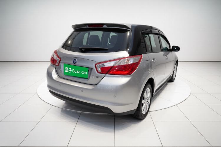 Used Venucia R50 2015 1.6L Automatic Luxury Edition Exterior 5