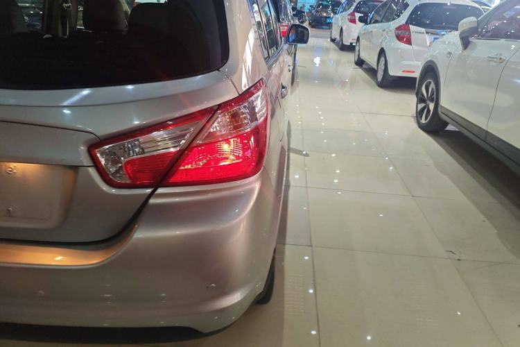 Used Venucia R50 2015 1.6L Automatic Fashion Edition Exterior 6