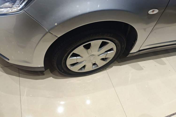 Used Venucia R50 2015 1.6L Automatic Fashion Edition Exterior 7