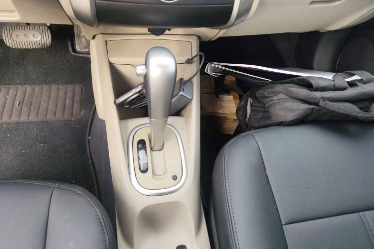 Used Venucia R50 2015 1.6L Automatic Fashion Edition Gear Lever