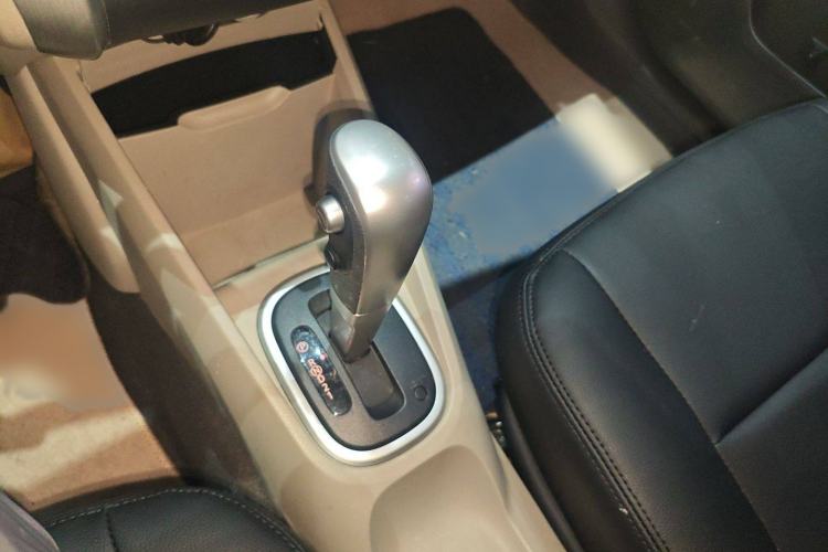 Used Venucia R50 2015 1.6L Automatic Fashion Edition Gear Lever