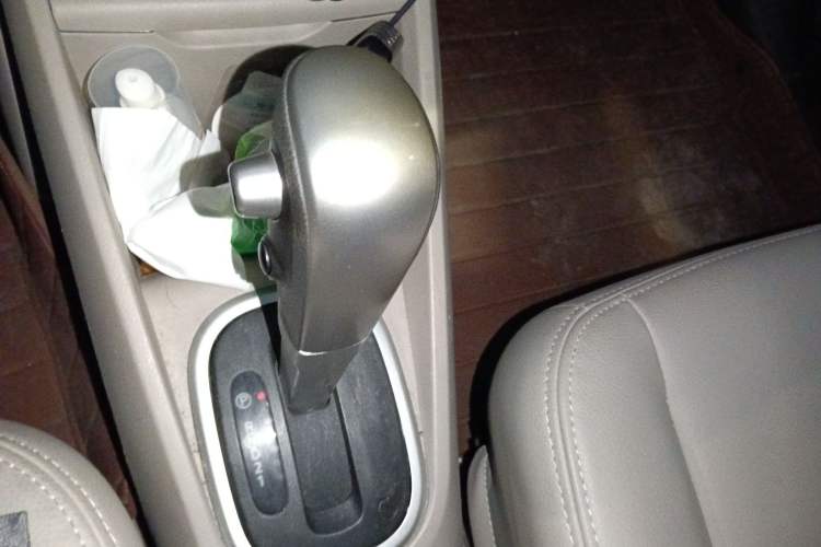Used Venucia R50 2015 1.6L Automatic Luxury Edition Gear Lever