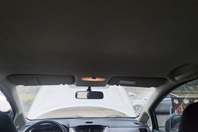 Used Venucia R50 2015 1.6L Automatic Fashion Edition Headliner