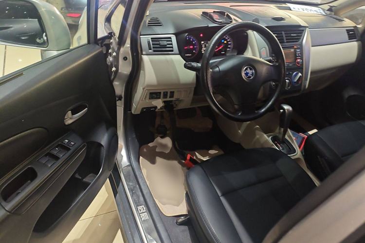 Used Venucia R50 2015 1.6L Automatic Fashion Edition Interior 3