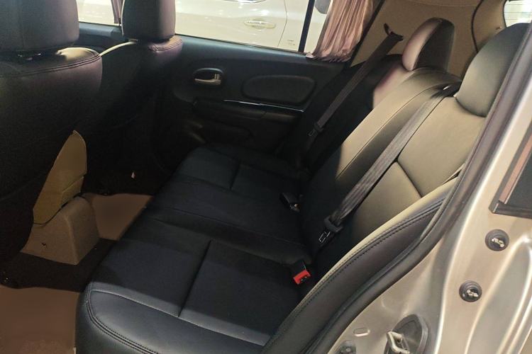 Used Venucia R50 2015 1.6L Automatic Fashion Edition Interior 4