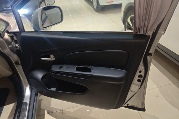 Used Venucia R50 2015 1.6L Automatic Fashion Edition Interior 5