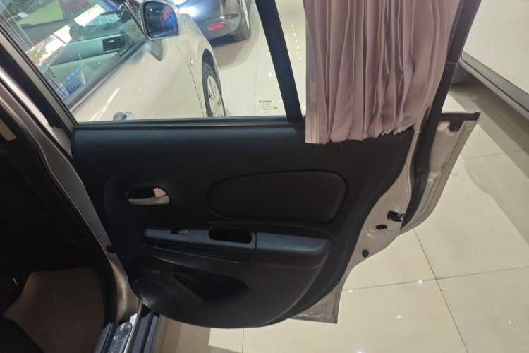 Used Venucia R50 2015 1.6L Automatic Fashion Edition Interior 6