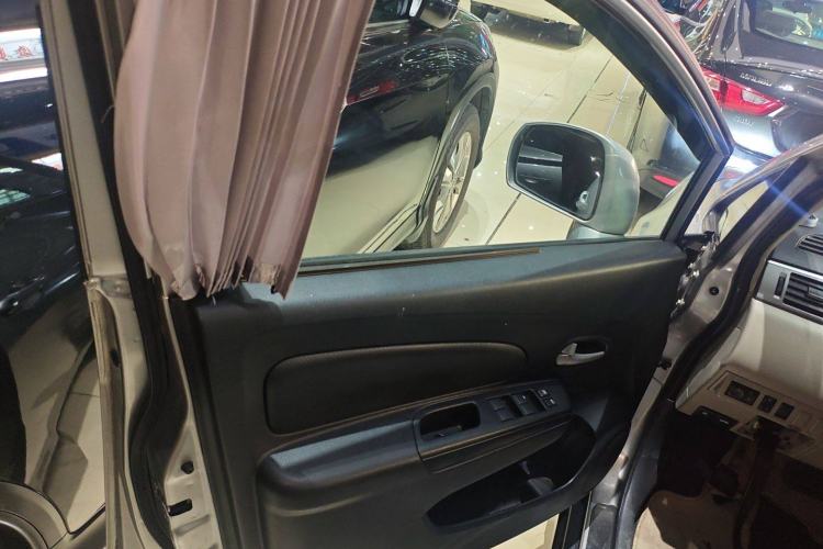 Used Venucia R50 2015 1.6L Automatic Fashion Edition Interior 7
