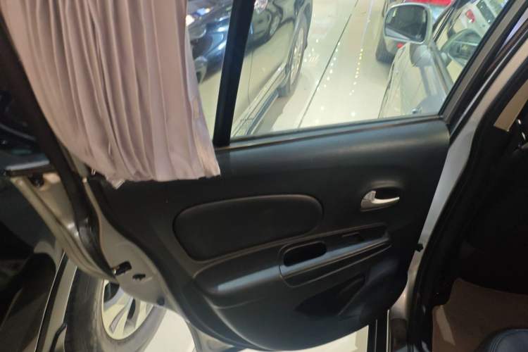 Used Venucia R50 2015 1.6L Automatic Fashion Edition Interior 8