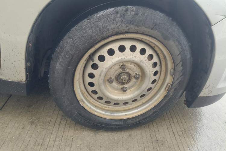 Used Venucia R50 2015 1.6L Manual Fashion Edition Right Front Wheel Hub
