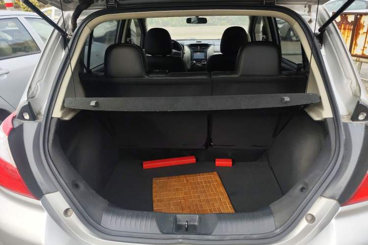 Used Venucia R50 2015 1.6L Automatic Fashion Edition Trunk