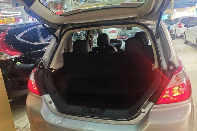 Used Venucia R50 2015 1.6L Automatic Fashion Edition Trunk
