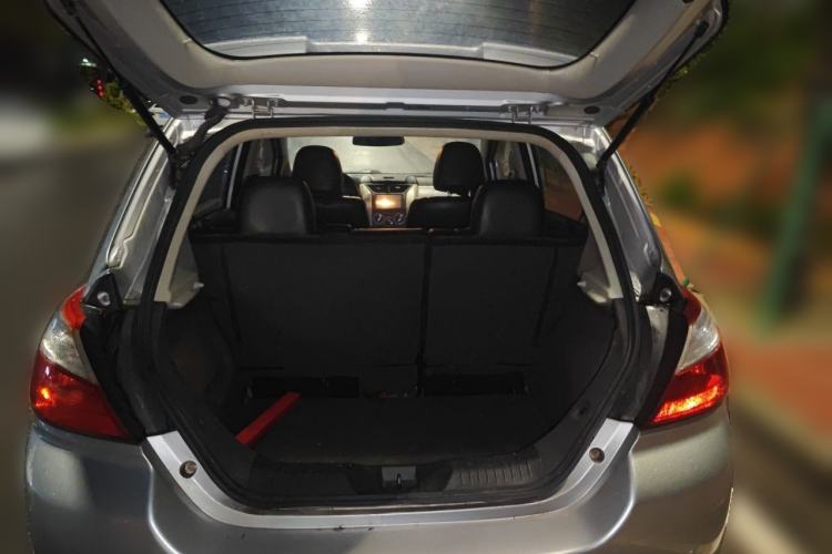 Used Venucia R50 2015 1.6L Manual Fashion Edition Trunk