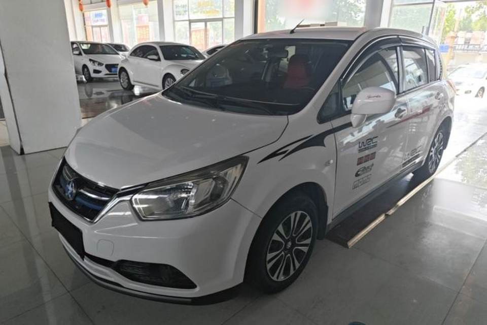 Venucia R50 2015