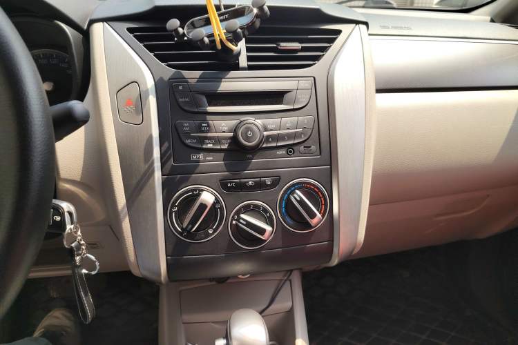 Used Venucia R50 2015 1.6L Automatic Fashion Edition Audio And AC Panel