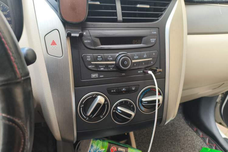 Used Venucia R50 2015 1.6L Automatic Fashion Edition Audio And AC Panel