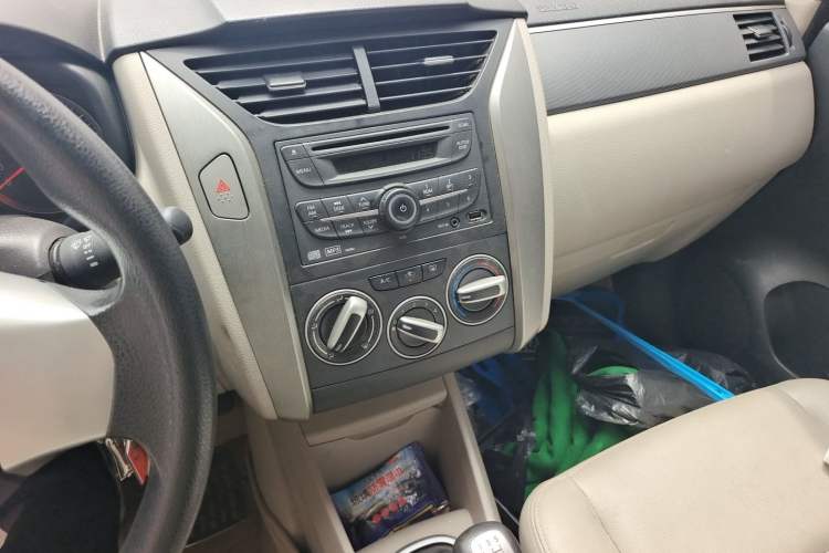 Used Venucia R50 2015 1.6L Manual Luxury Edition Audio And AC Panel