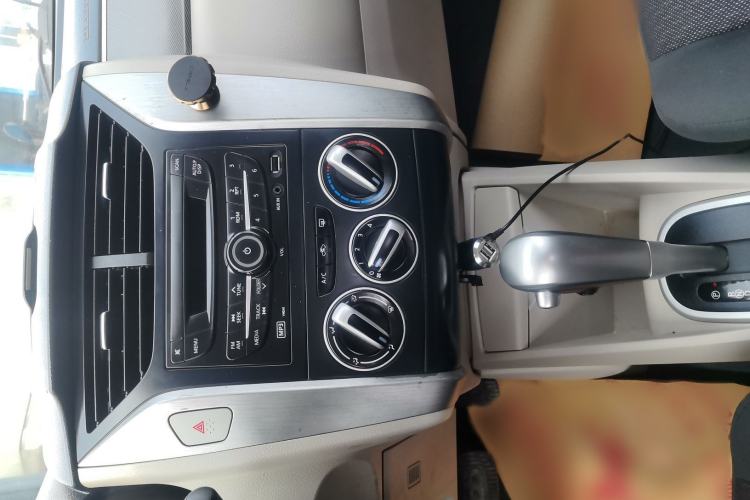 Used Venucia R50 2015 1.6L Automatic Fashion Edition Audio And AC Panel