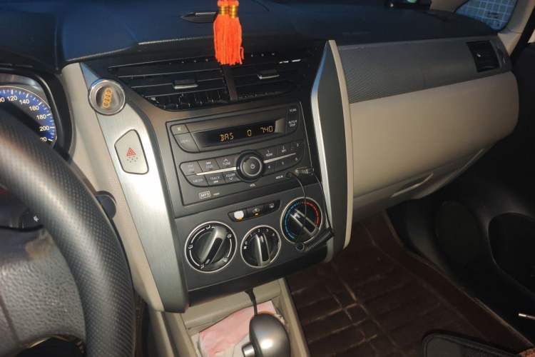 Used Venucia R50 2015 1.6L Automatic Fashion Edition Audio And AC Panel