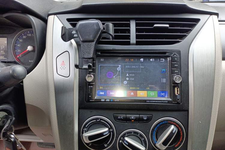 Used Venucia R50 2015 1.6L Automatic Fashion Edition Audio And AC Panel