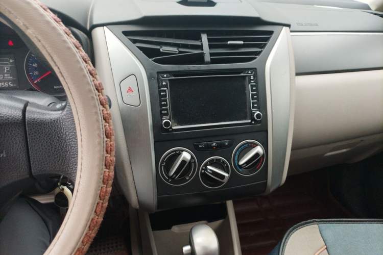 Used Venucia R50 2015 1.6L Automatic Fashion Edition Audio And AC Panel