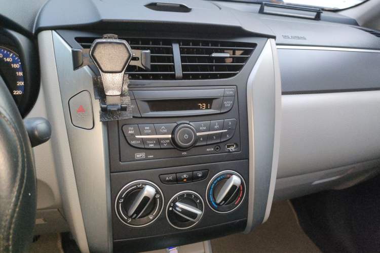 Used Venucia R50 2015 1.6L Automatic Fashion Edition Audio And AC Panel