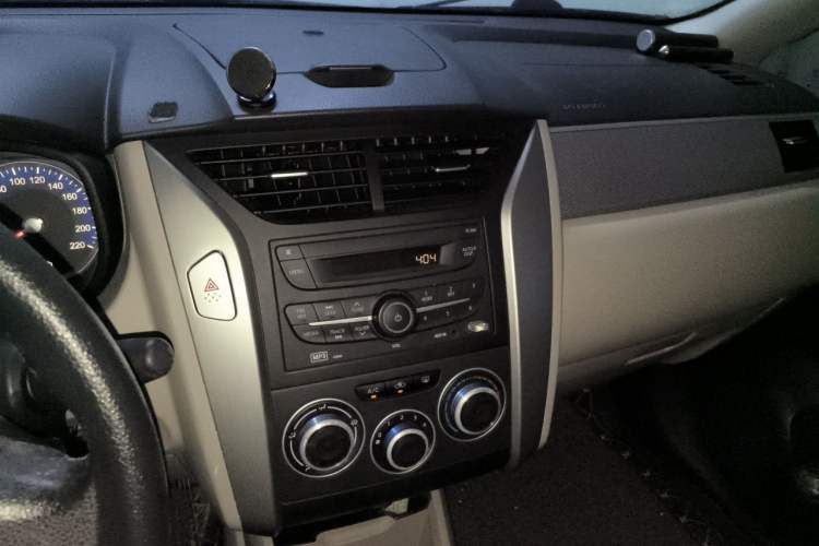Used Venucia R50 2015 1.6L Manual Fashion Edition Audio And AC Panel