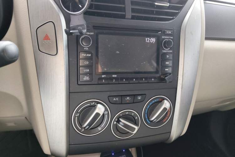 Used Venucia R50 2015 1.6L Manual Fashion Edition Audio And AC Panel