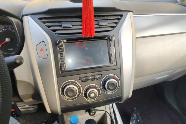 Used Venucia R50 2015 1.6L Automatic Fashion Edition Audio And AC Panel