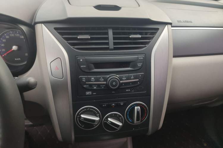 Used Venucia R50 2015 1.6L Automatic Fashion Edition Audio And AC Panel