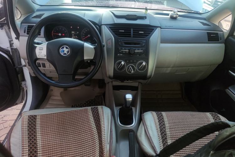 Used Venucia R50 2015 1.6L Manual Luxury Edition Center Console