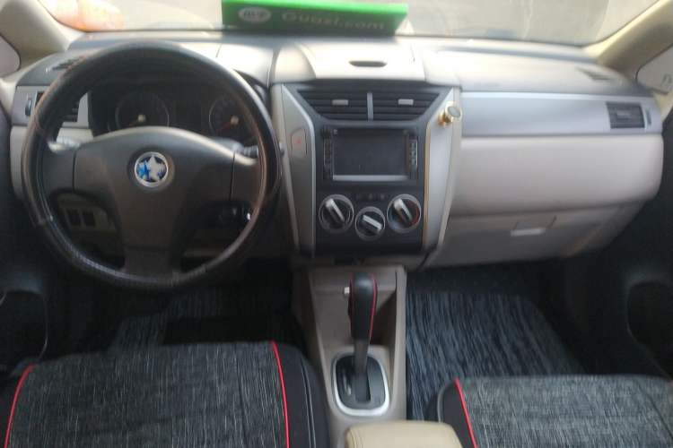 Used Venucia R50 2015 1.6L Automatic Fashion Edition Center Console