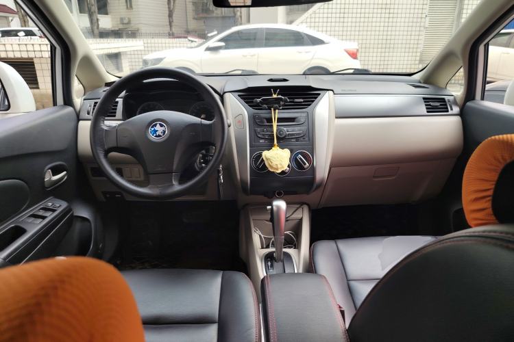 Used Venucia R50 2015 1.6L Automatic Fashion Edition Center Console