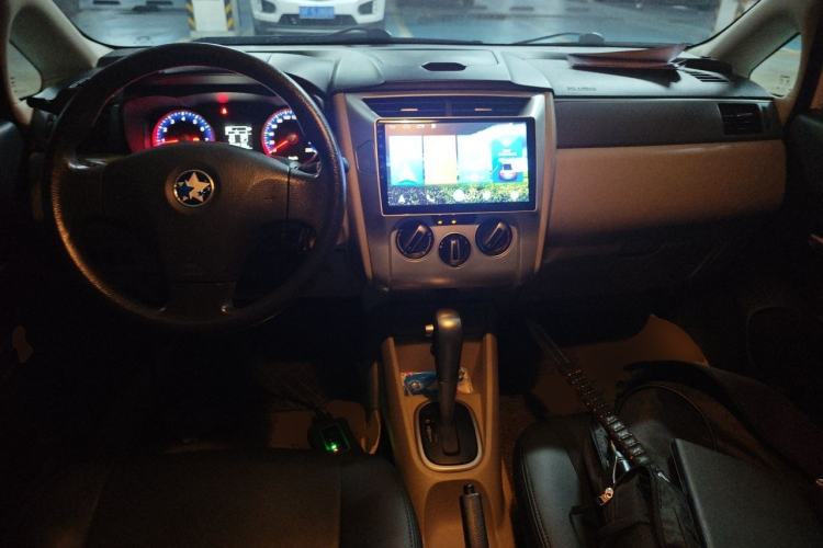 Used Venucia R50 2015 1.6L Automatic Fashion Edition Center Console