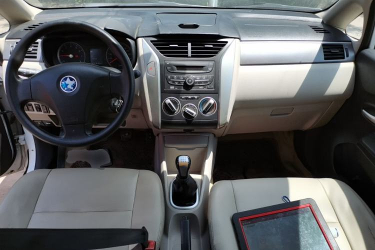 Used Venucia R50 2015 1.6L Manual Fashion Edition Center Console