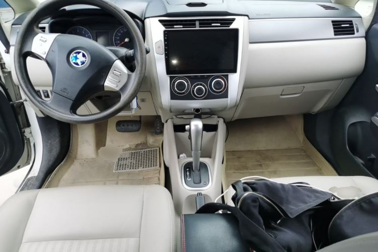Used Venucia R50 2015 1.6L Automatic Luxury Edition Center Console