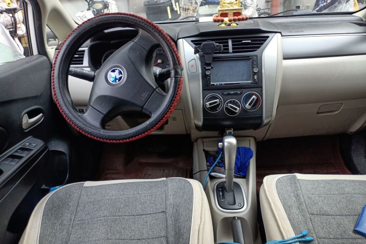 Used Venucia R50 2015 1.6L Automatic Fashion Edition Center Console