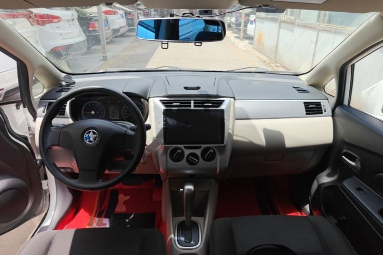 Used Venucia R50 2015 1.6L Automatic Fashion Edition Center Console
