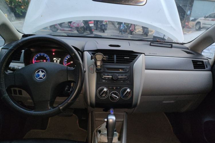 Used Venucia R50 2015 1.6L Automatic Fashion Edition Center Console
