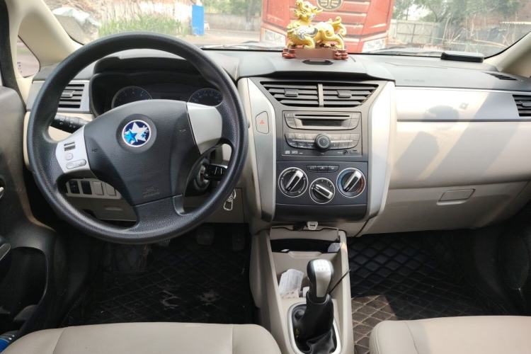 Used Venucia R50 2015 1.6L Manual Luxury Edition Center Console
