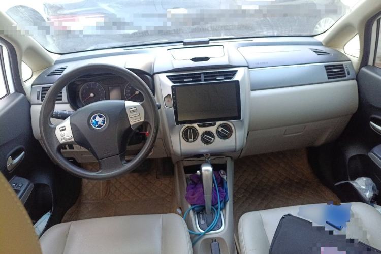 Used Venucia R50 2015 1.6L Automatic Luxury Edition Center Console