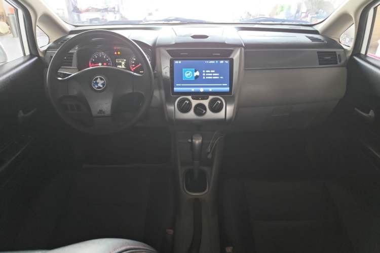 Used Venucia R50 2015 1.6L Automatic Fashion Edition Center Console