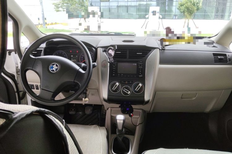 Used Venucia R50 2015 1.6L Manual Fashion Edition Center Console
